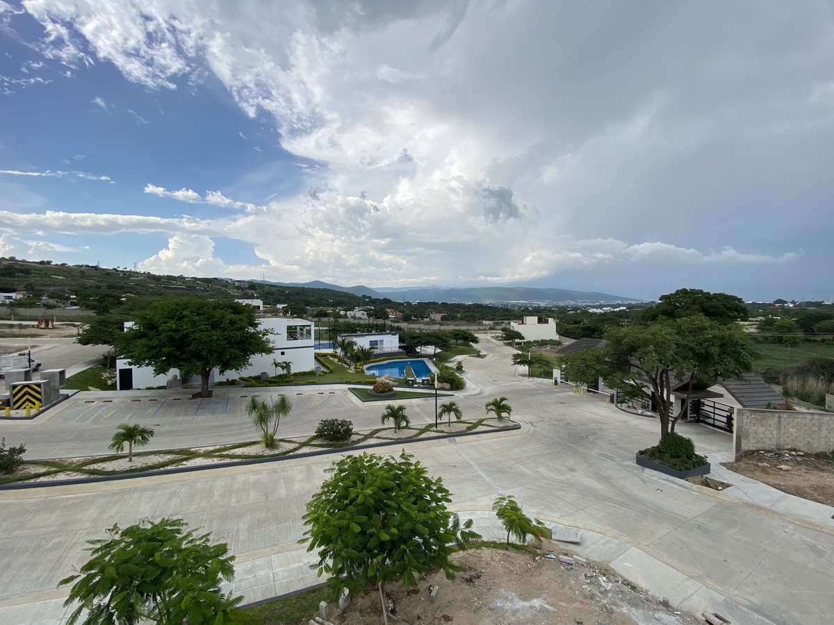 25 de 28: Vista del balcón al fraccionamiento