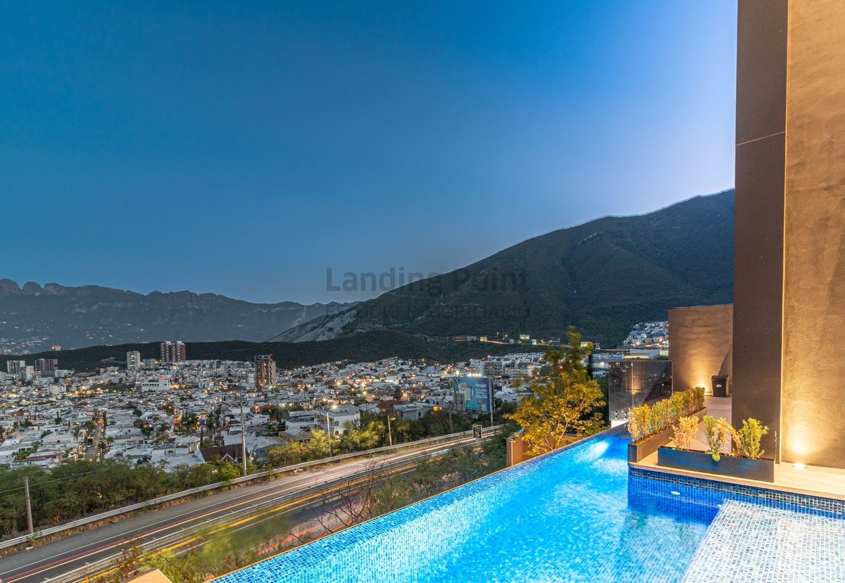 4 of 41: Piscina con vista a la ciudad