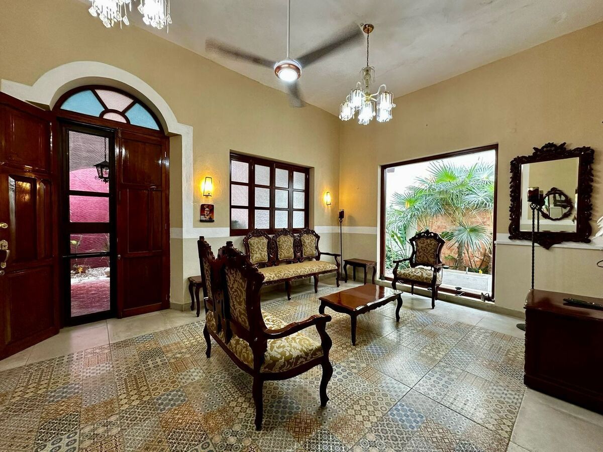 2 de 10: Sala estilo colonial y tv