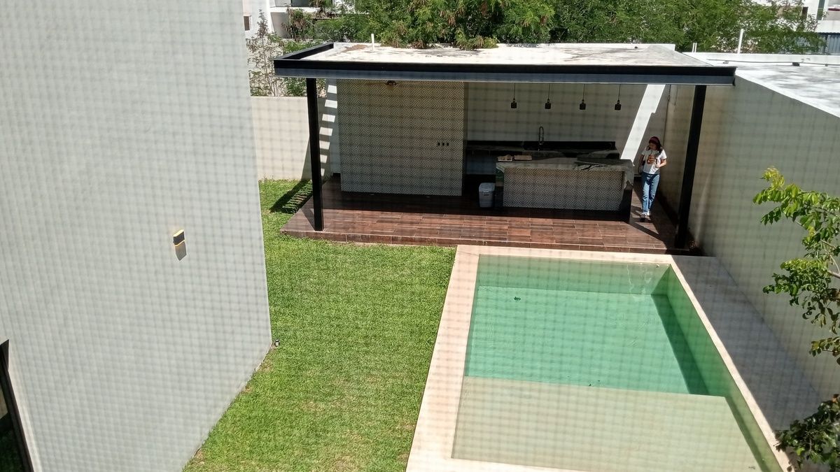 5 de 14: piscina y patio