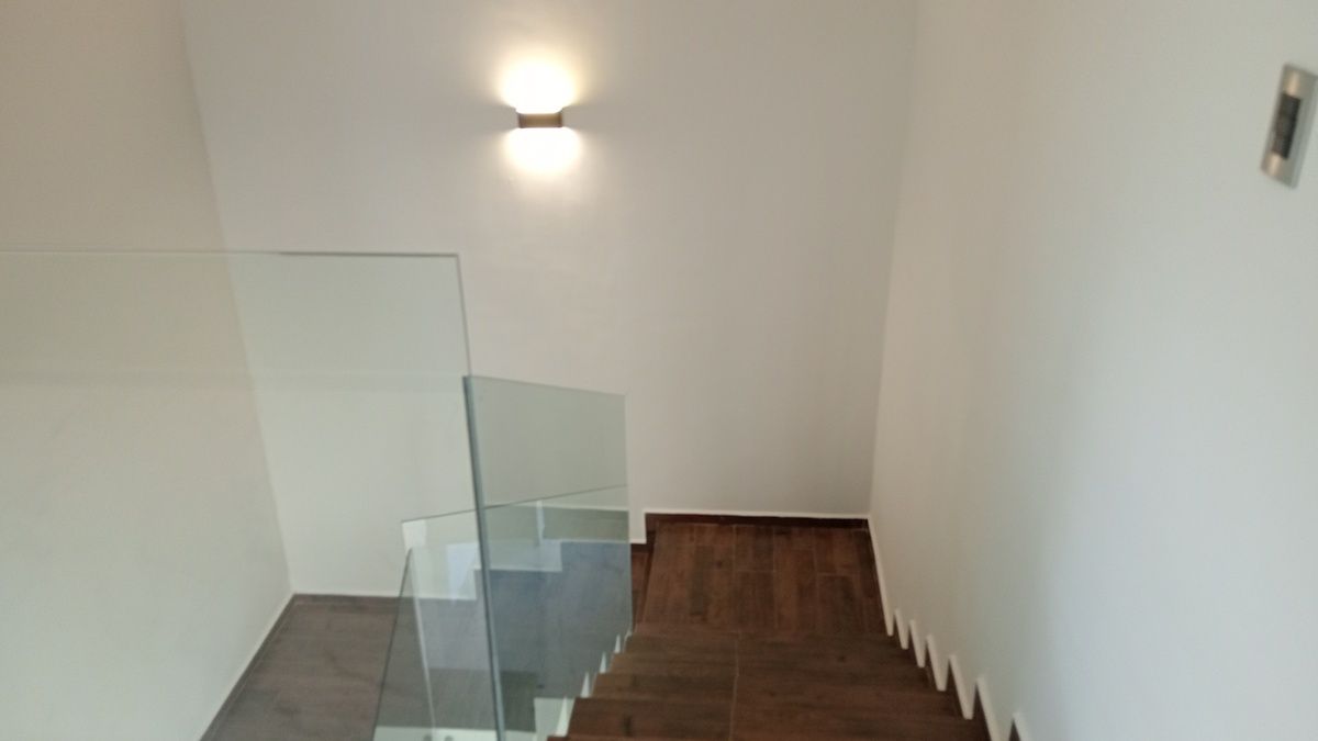 10 de 14: Escalera con barandal