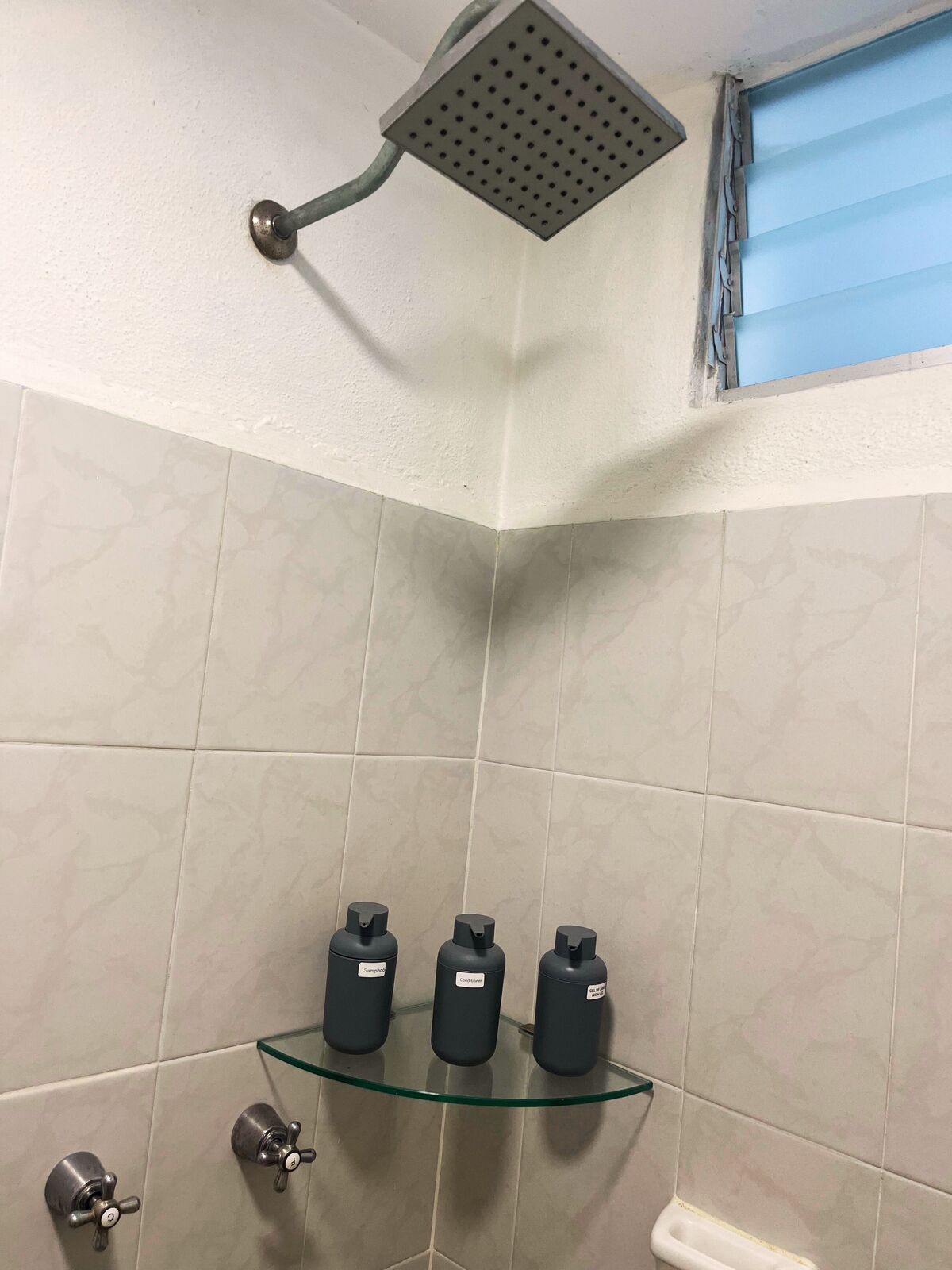 22 de 23: Baño, área ducha