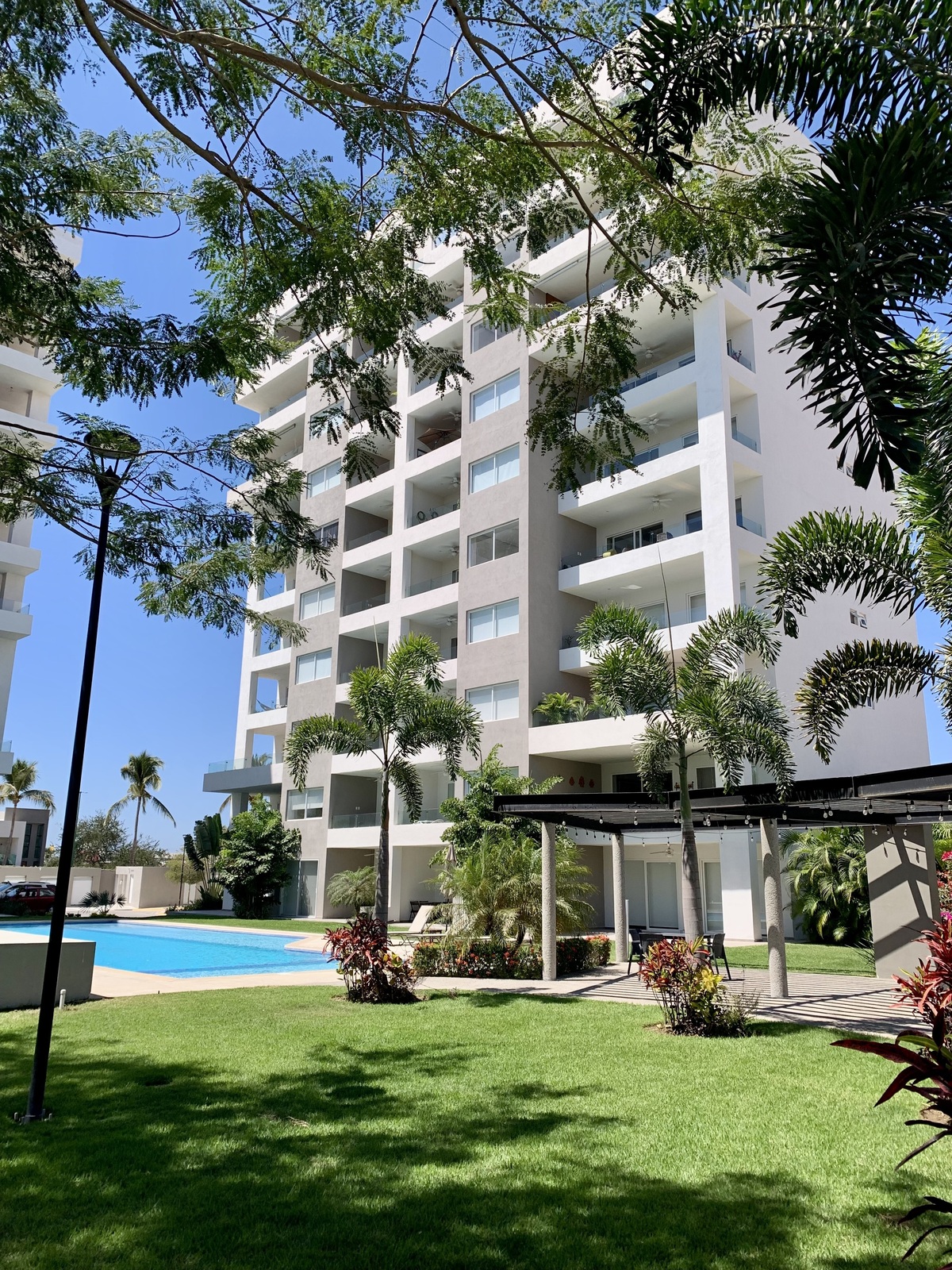 4 of 43: Fachada edificio