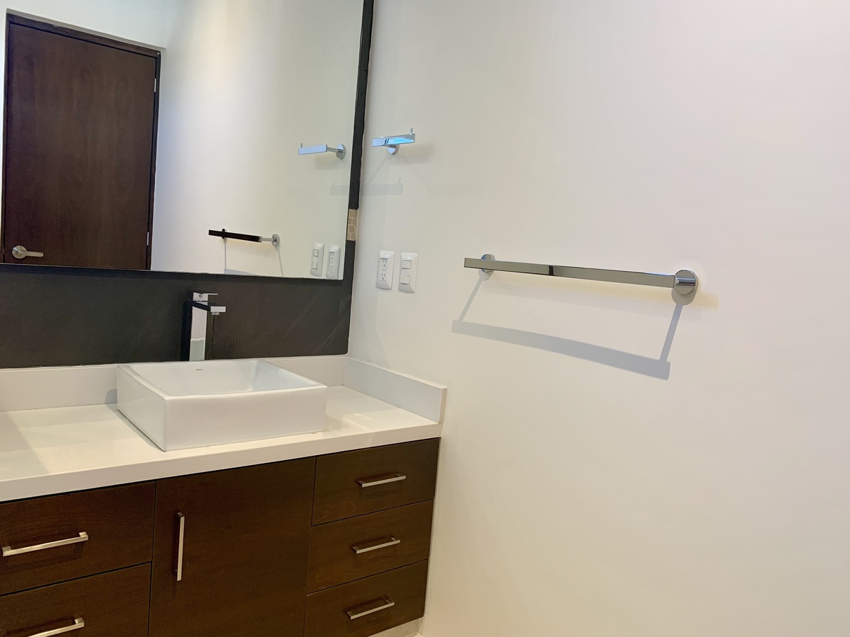 36 of 43: Baño Principal