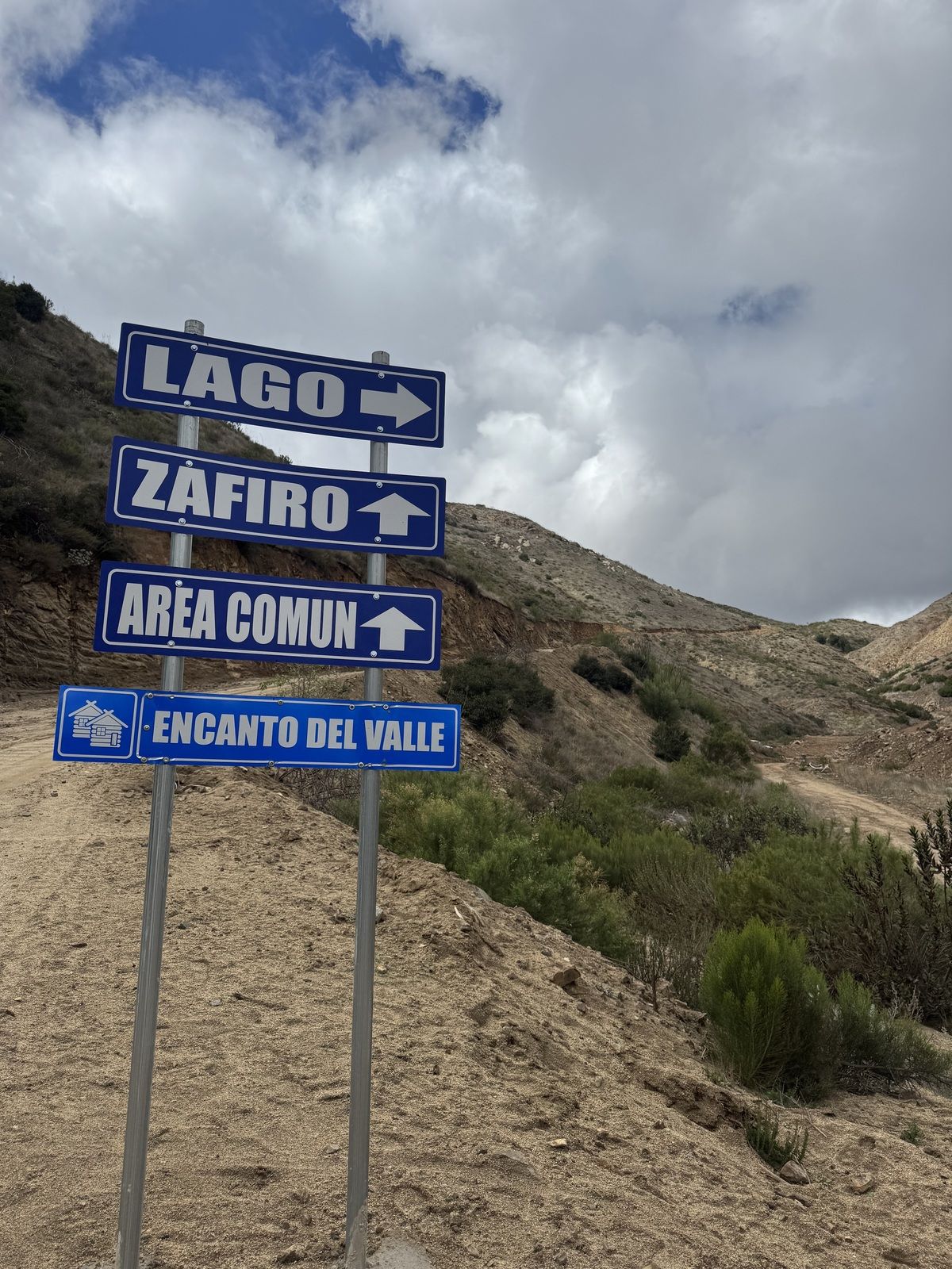 23 of 50: Acceso y zona de lago