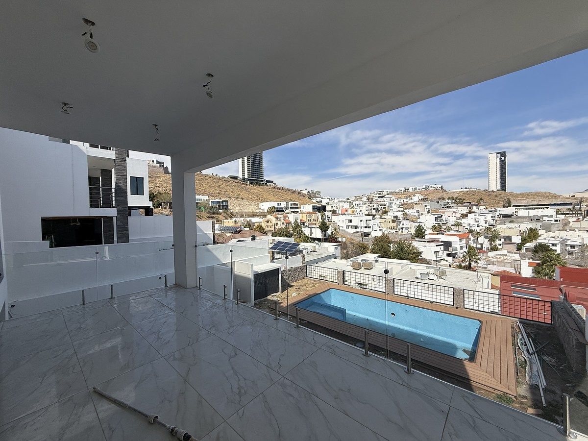 6 de 25: Terraza en area de sala- comedor, vista desde cocina
