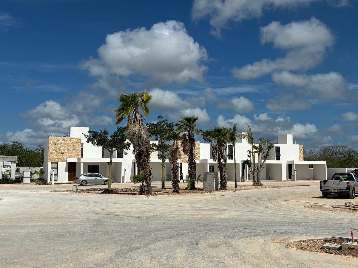 Casa en Venta en Merida, 1 Piso Privada en Zona Conkal con Casa Club