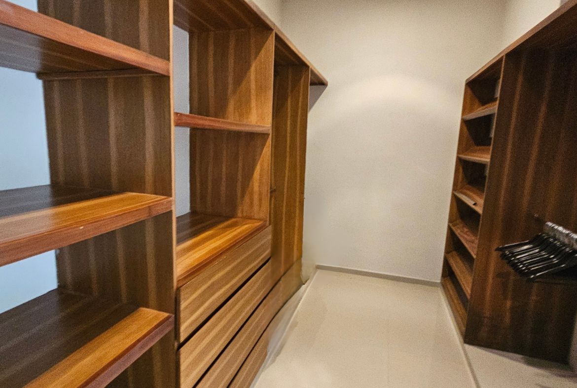 27 de 46: CLOSET VESTIDOS HABITACIÓN PRINCIPAL