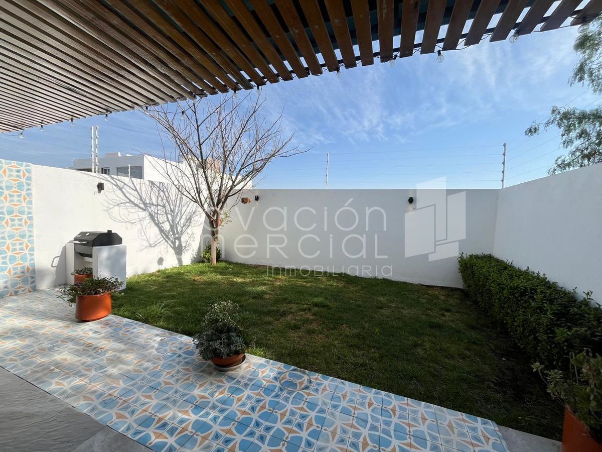 1 de 19: Terraza con jardín