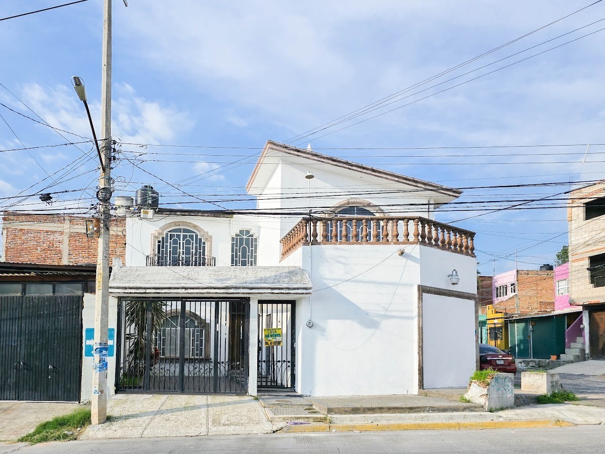 2 of 21: Cochera de casa en esquina en Tonala