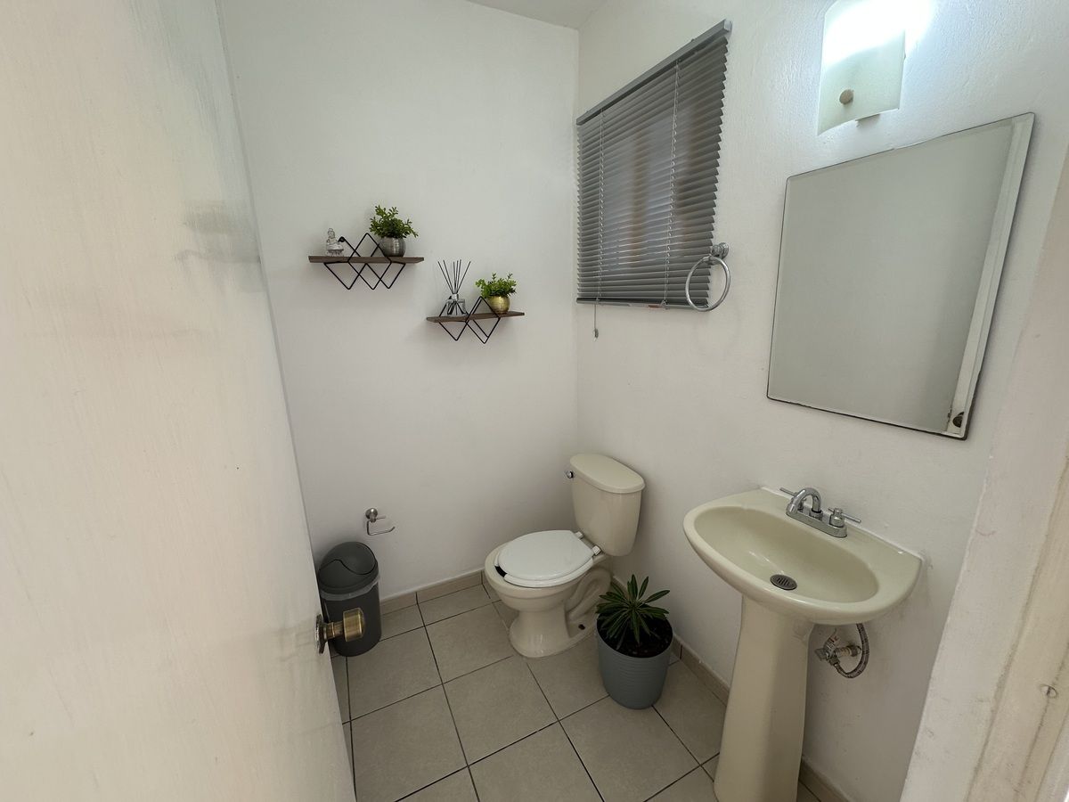 5 de 27: medio baño en planta baja