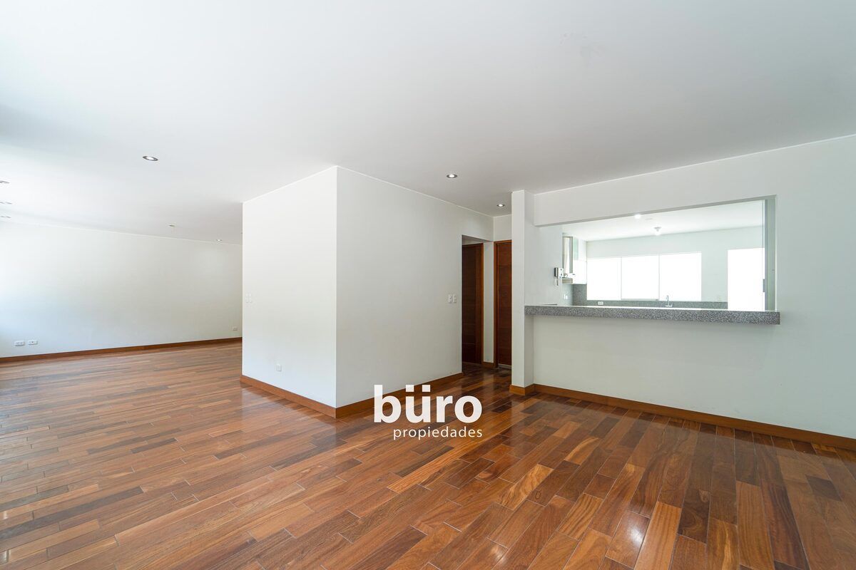 3 de 19: Comedor con acceso a cocina americana