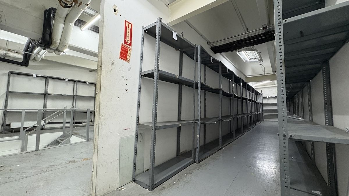 8 de 14: Otra parte mezaninne 2do.nivel con rack para mercancía