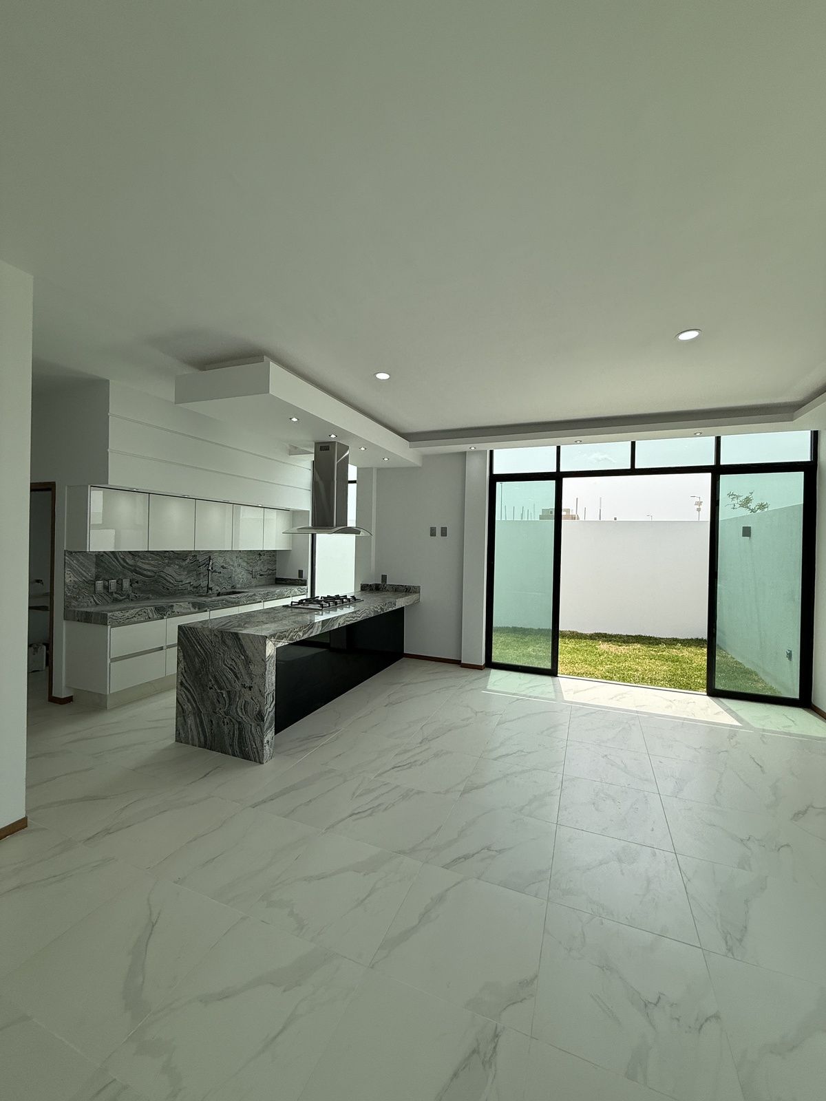 2 of 31: Cocina, patio