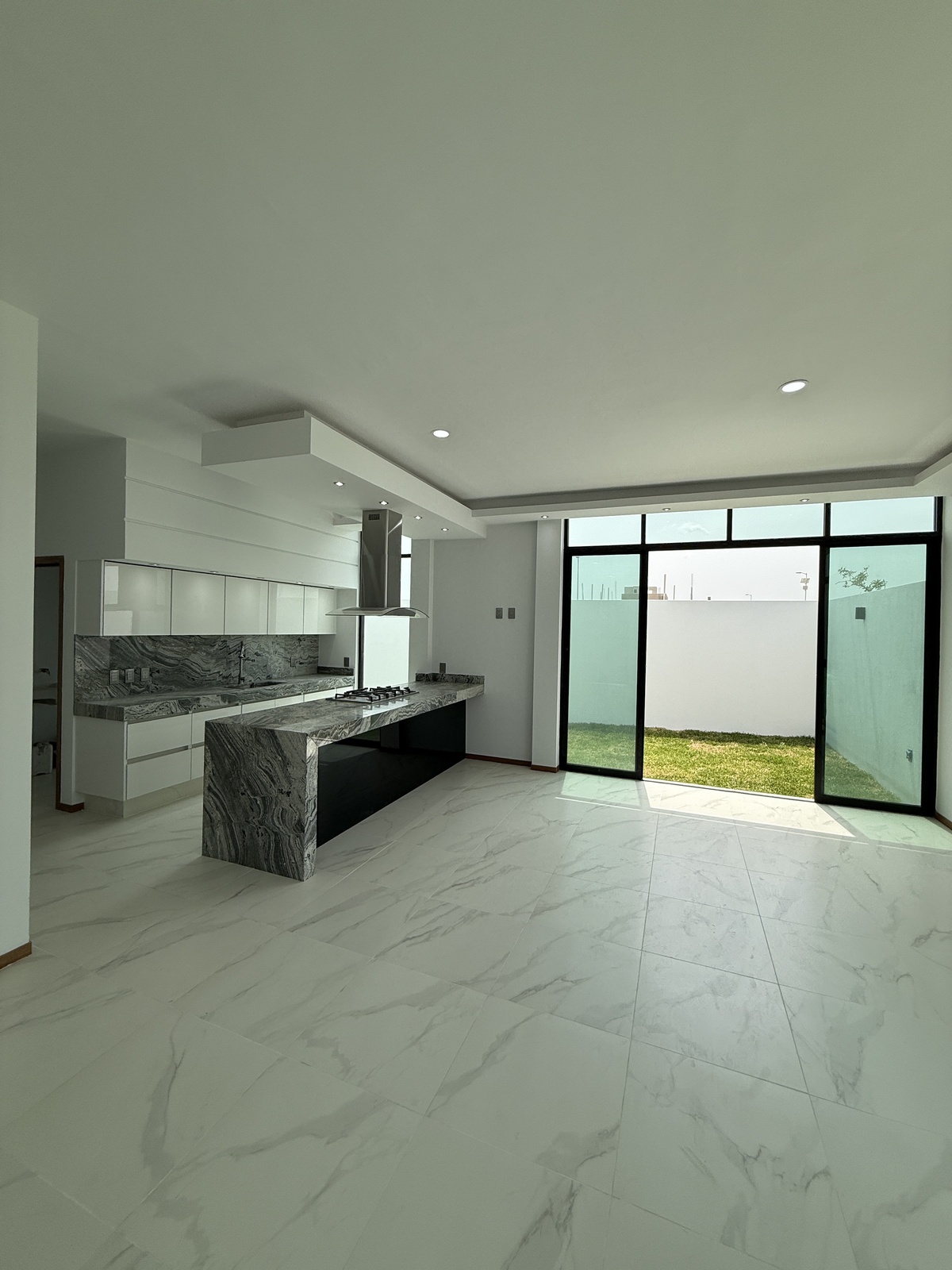 2 of 31: Cocina, patio