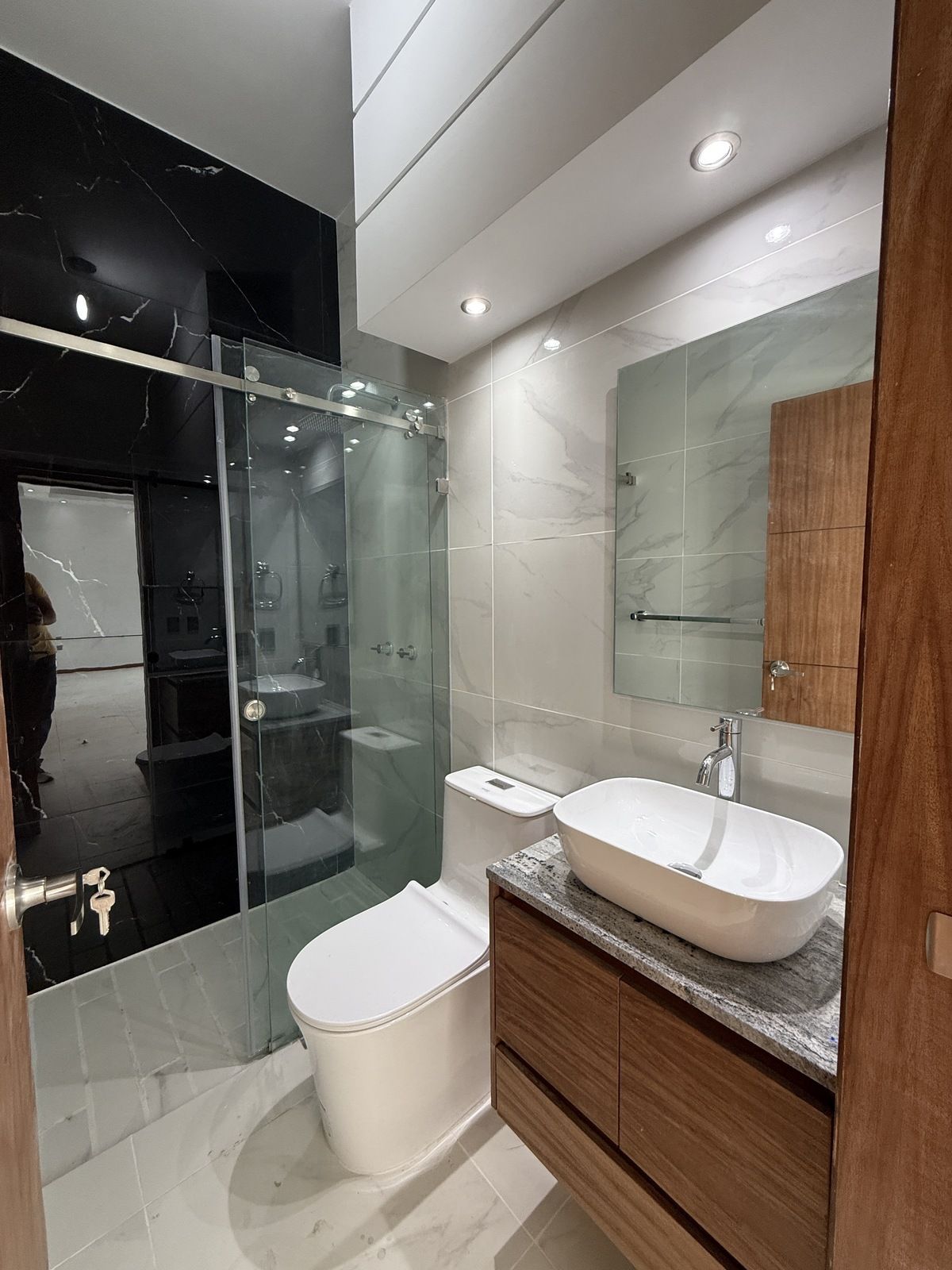 12 of 31: Baño completo en planta baja