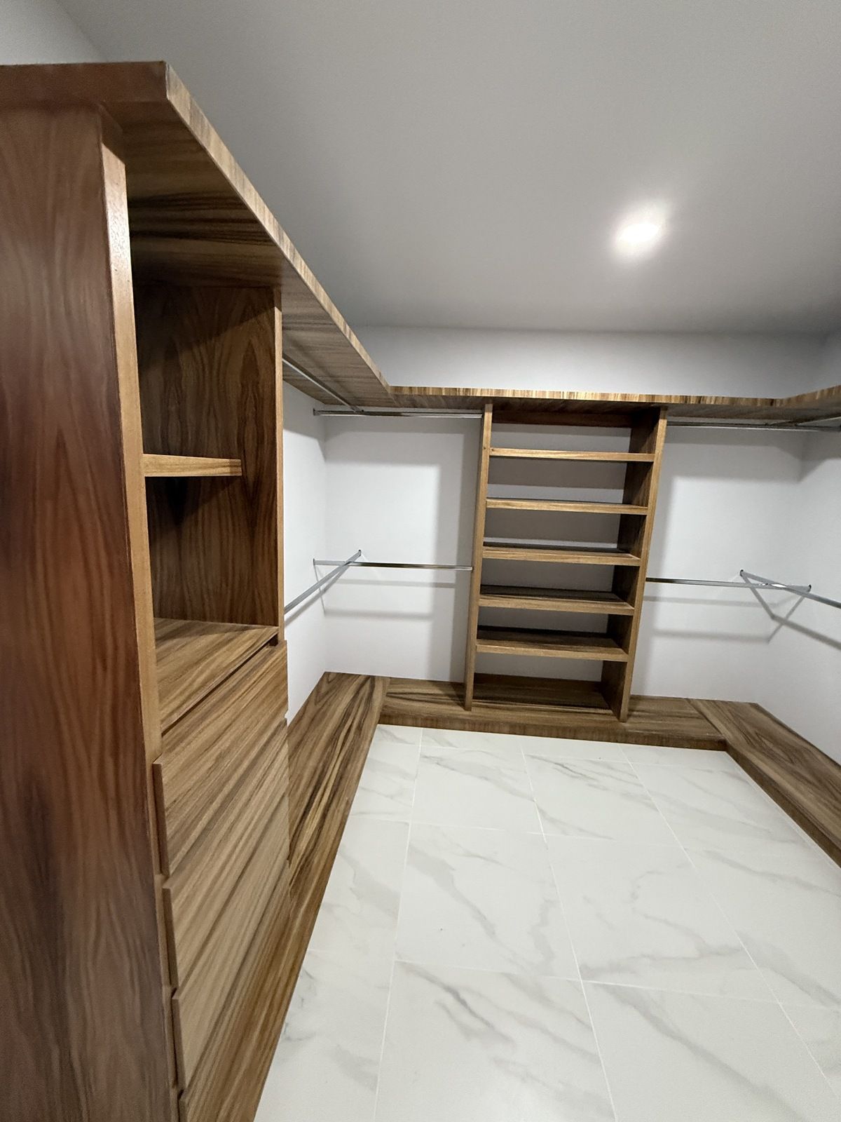 16 of 31: Closet de la habitación principal