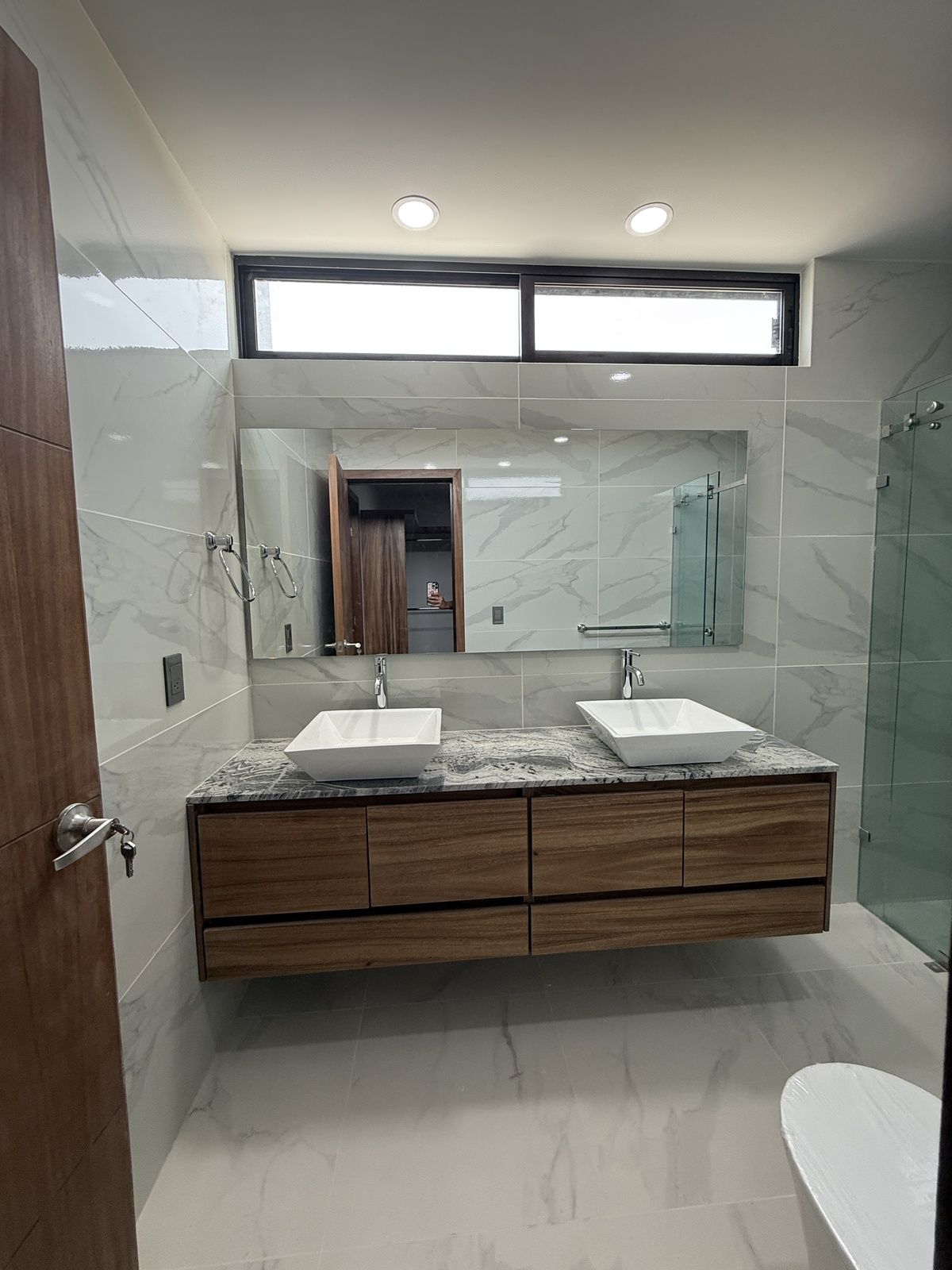 17 of 31: Baño de la habitación principal