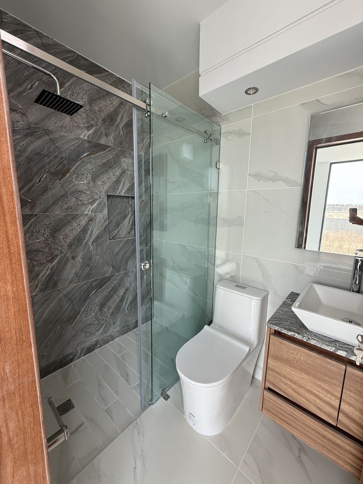 20 of 31: Baño secundario