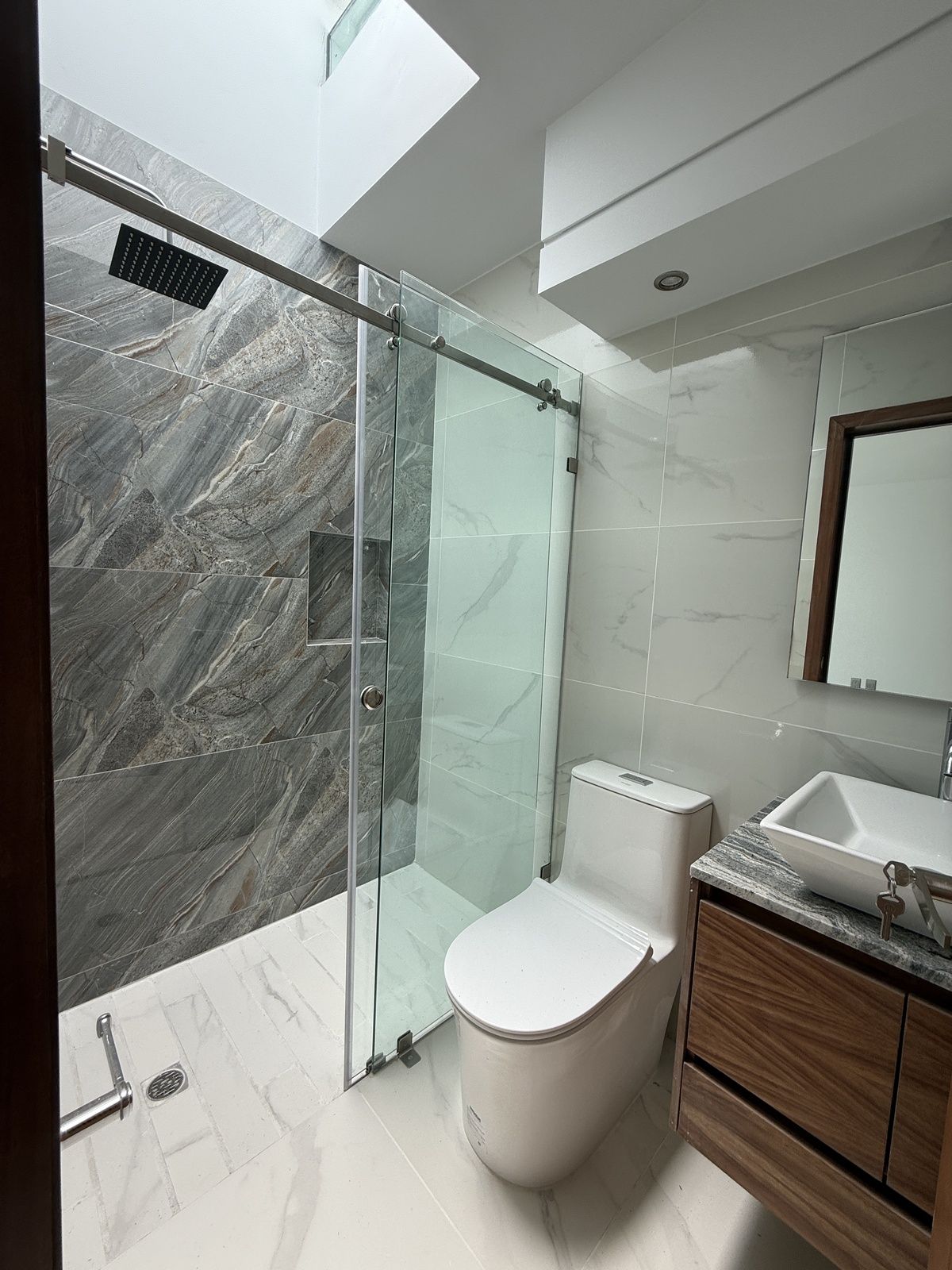 22 of 31: Baño secundario