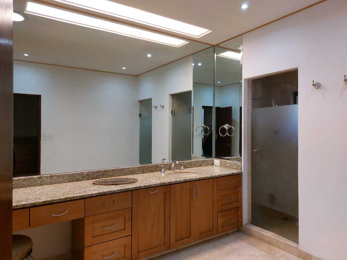 5 de 7: Gran baño completo con acabados de lujo