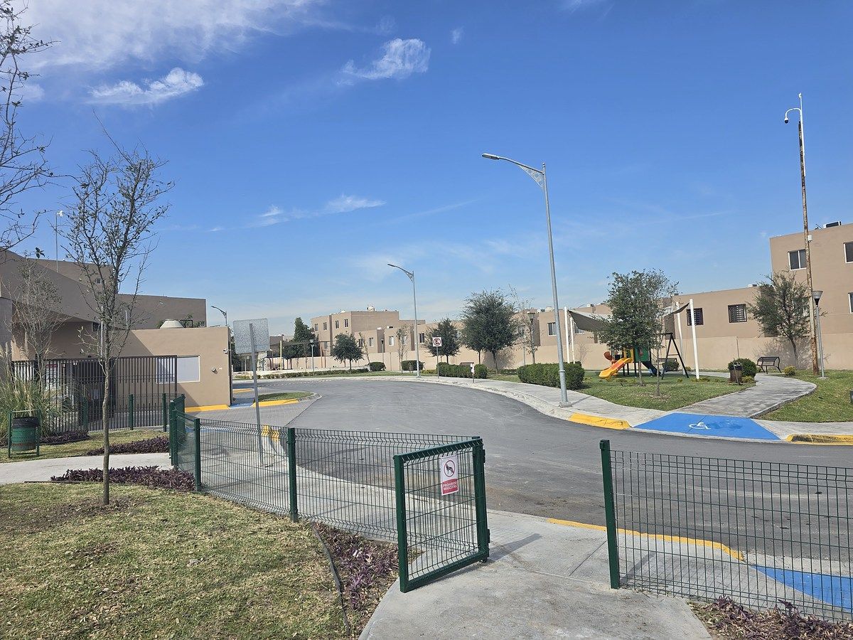 42 de 47: Parque en entrada