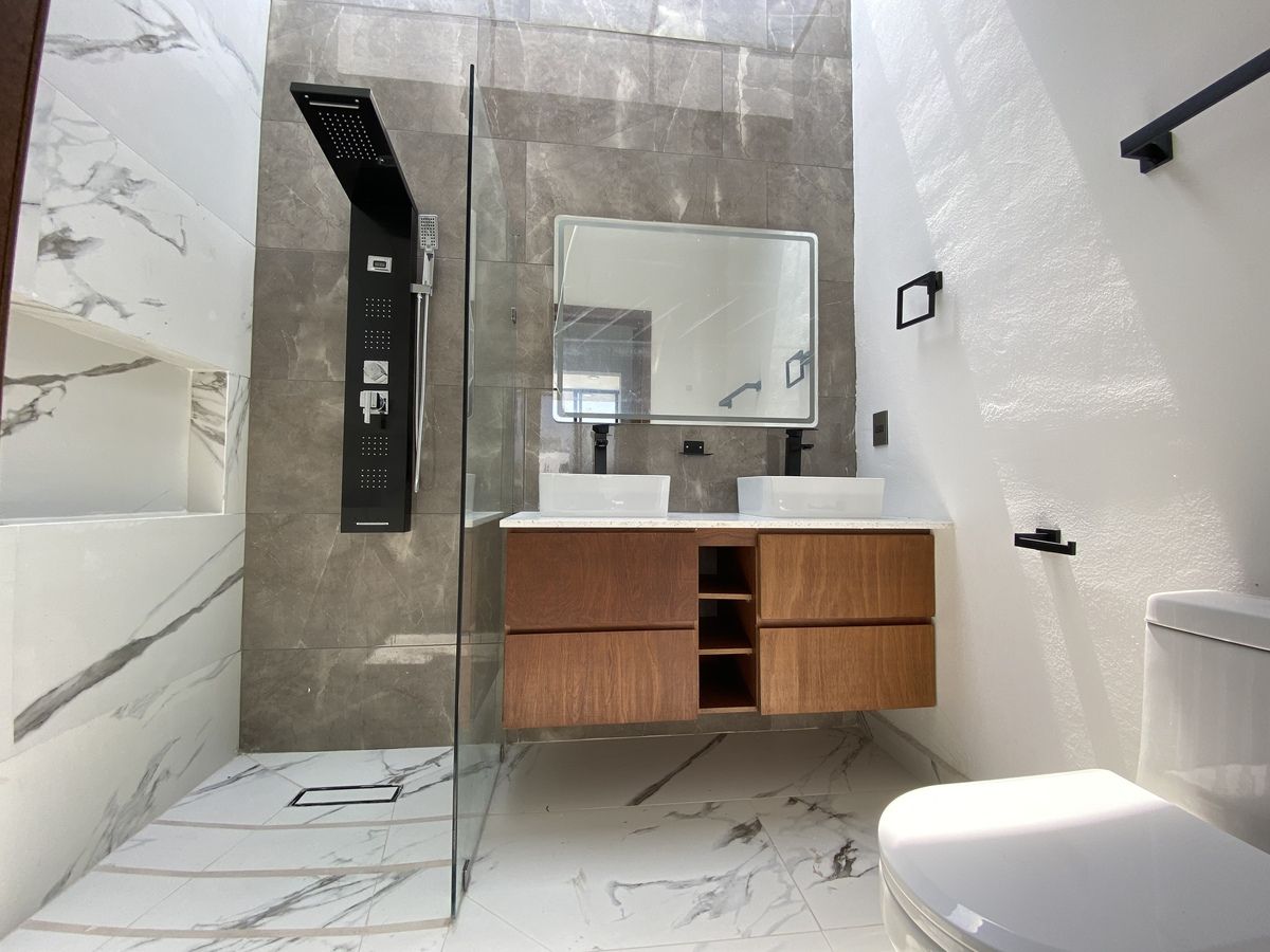 11 de 17: Baño completo con doble lavabo