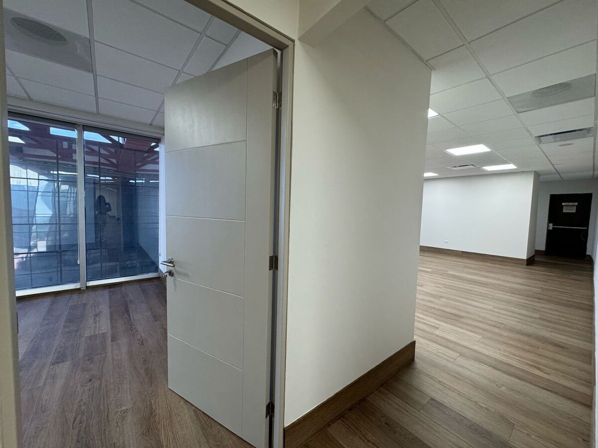 9 de 17: Entrada a privado y sala de juntas