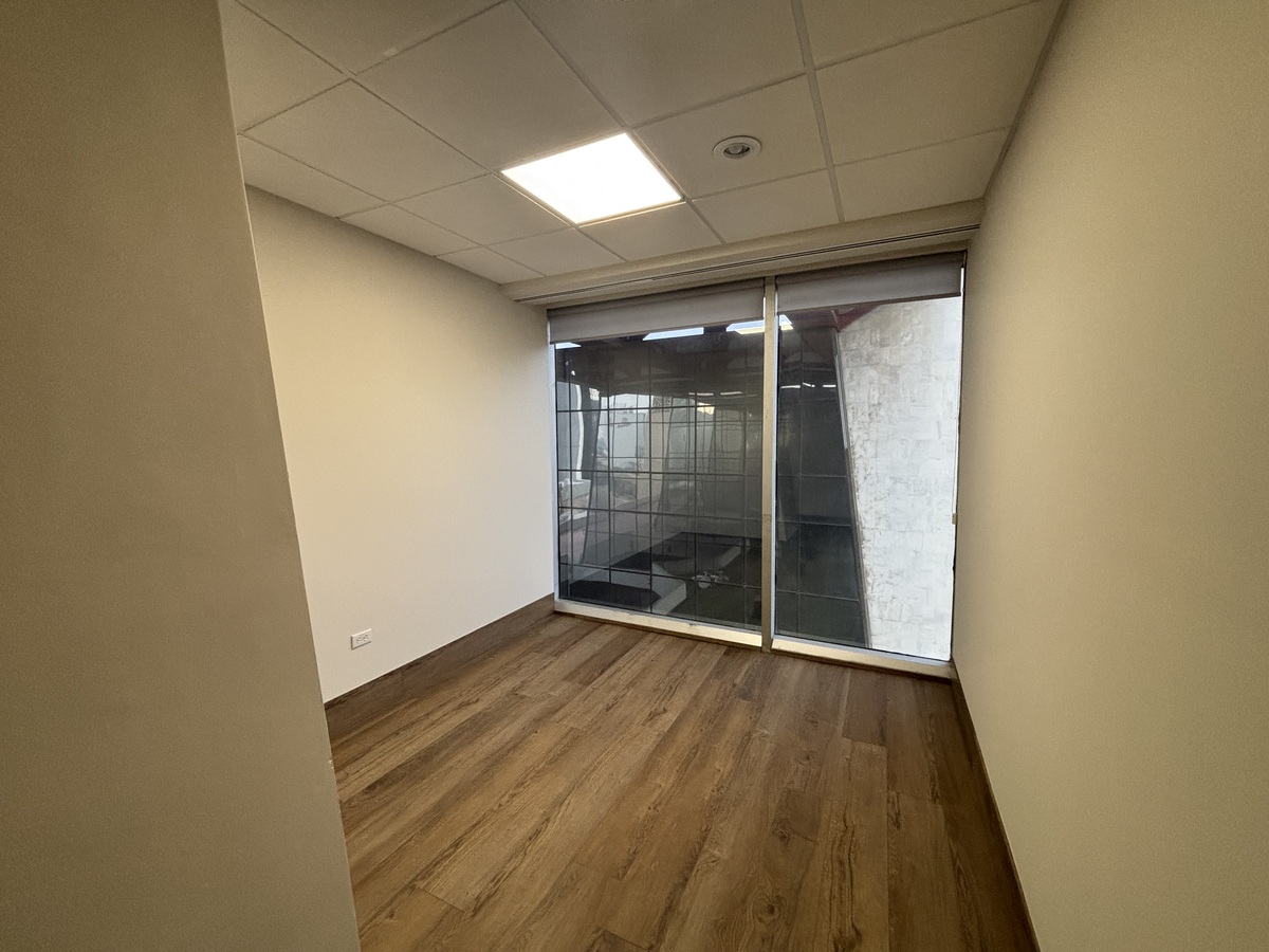 13 de 17: Espacio para oficina privada/ sala de juntas pequeña