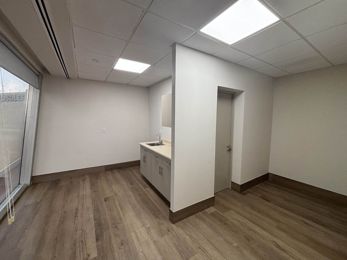 15 de 17: Espacio cerrado para cocineta con medio baño