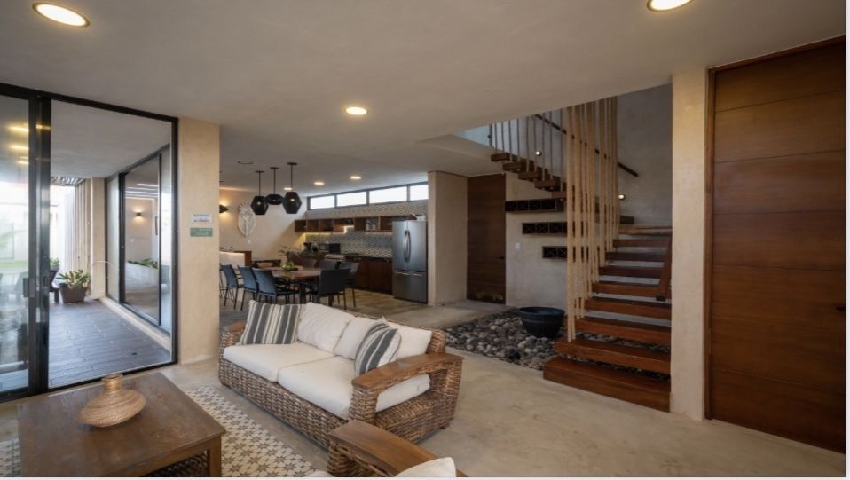 Casa en venta en la playa con paneles y a 100 metros del mar - foto 1