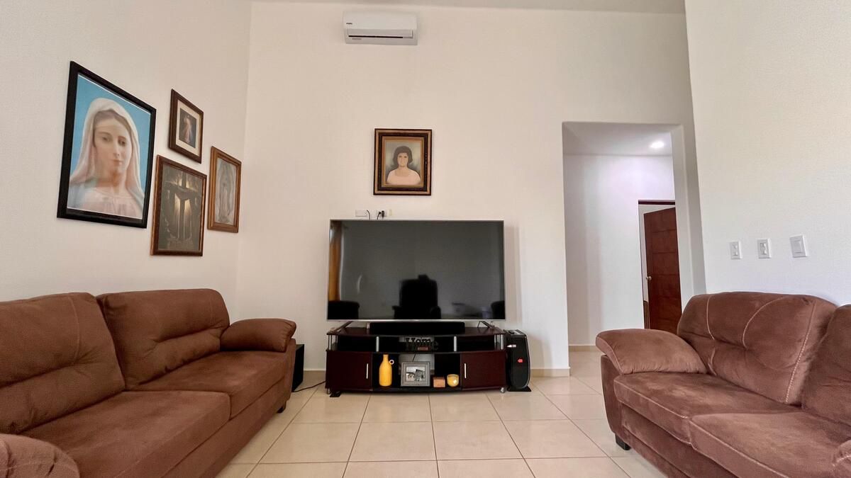 3 of 19: Sala