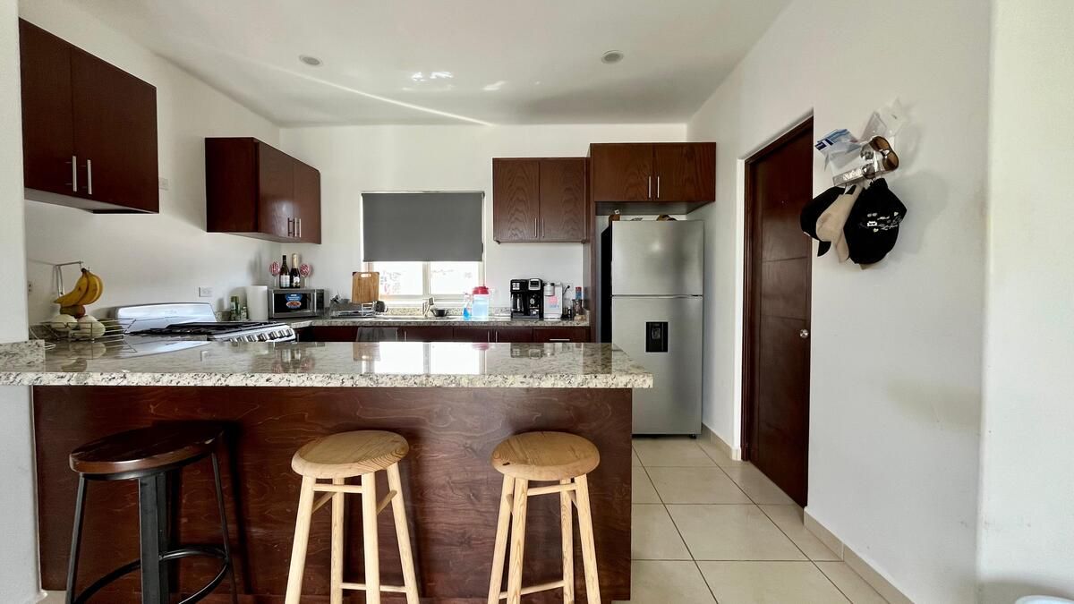 5 of 19: Cocina con barra