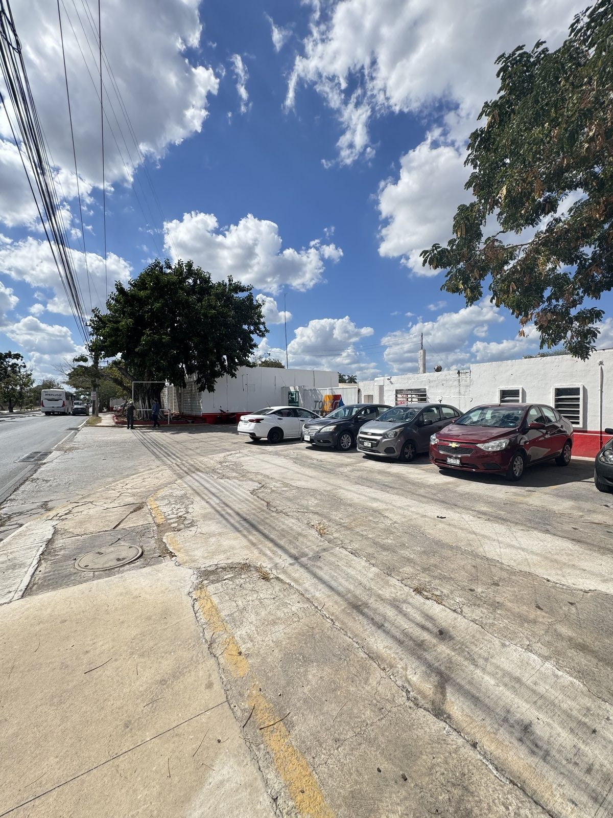 Terreno con construcción en Avenida Principal Aeropuerto Mérida Yucatan - foto 2