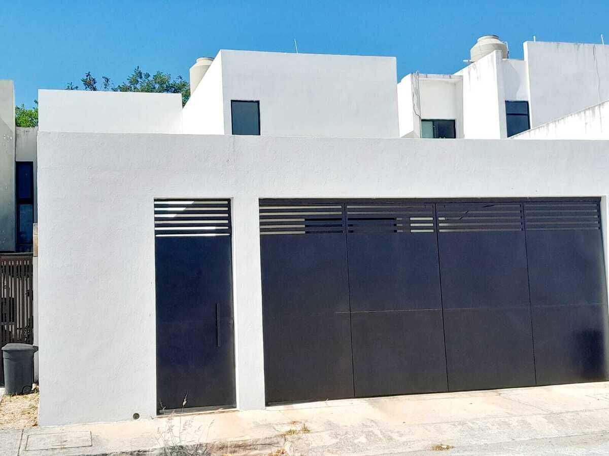 2 of 14: Portón de acceso