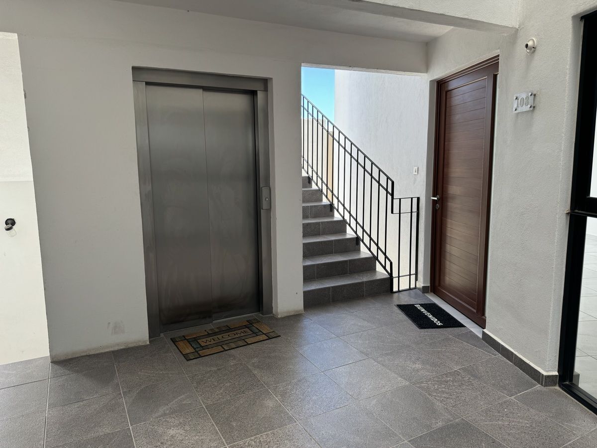 3 de 36: Elevador y acceso a departamento