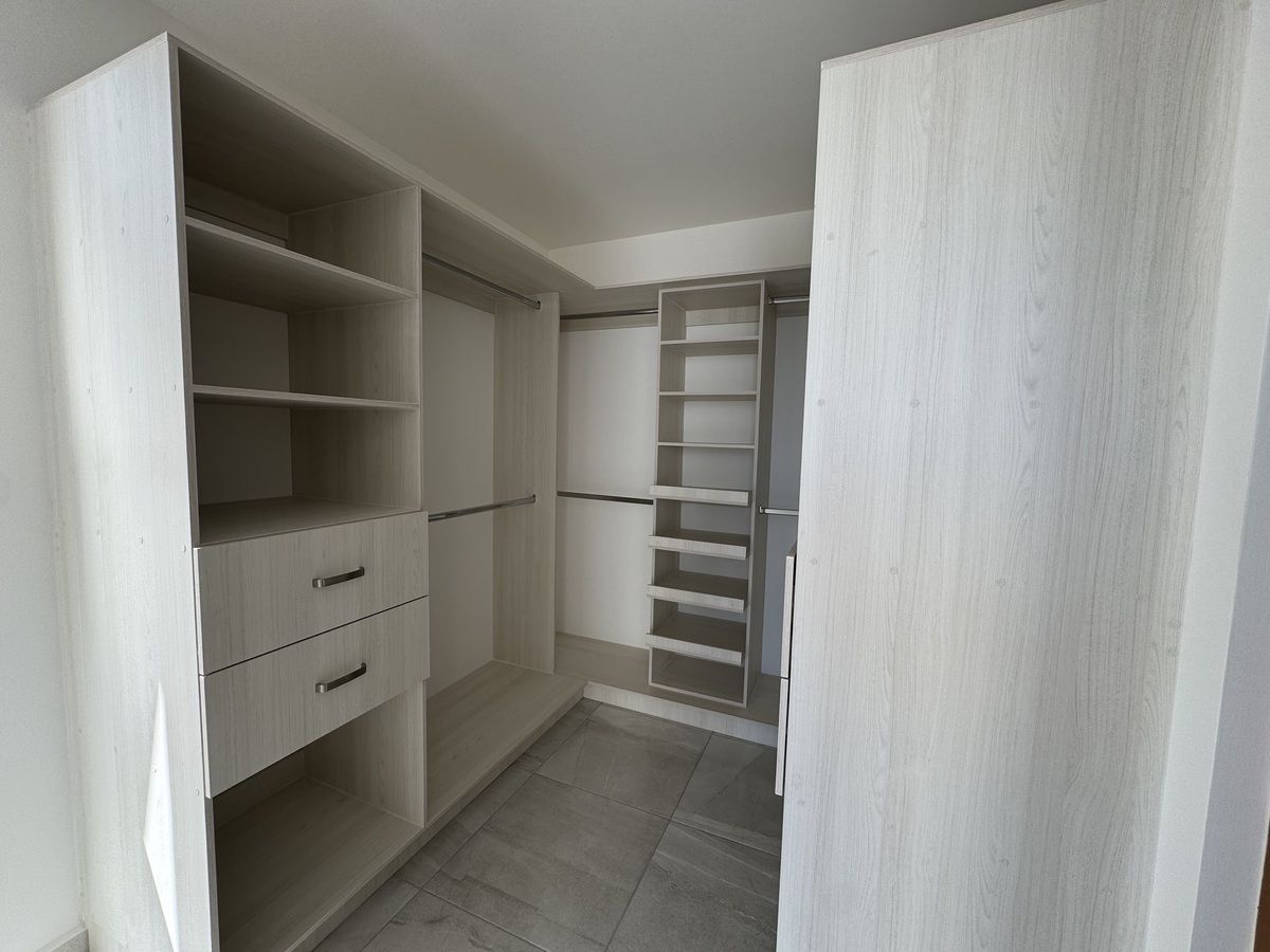 21 de 36: Vestidor recámara principal