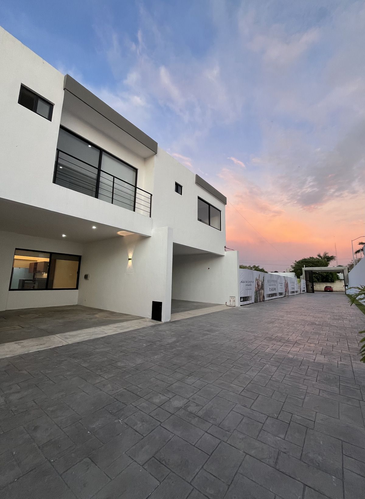1 de 12: Fachada principal del townhouse muestra