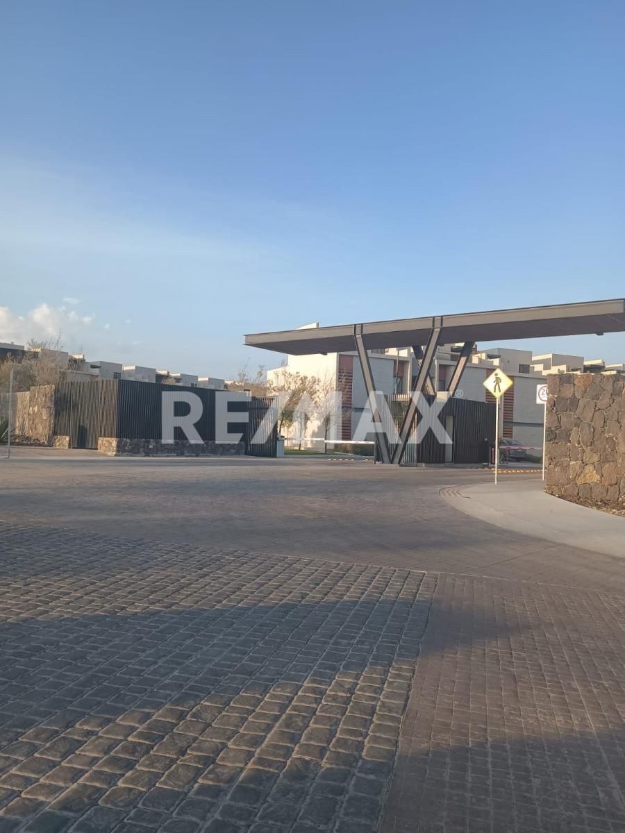 2 of 13: Entrada al Condominio