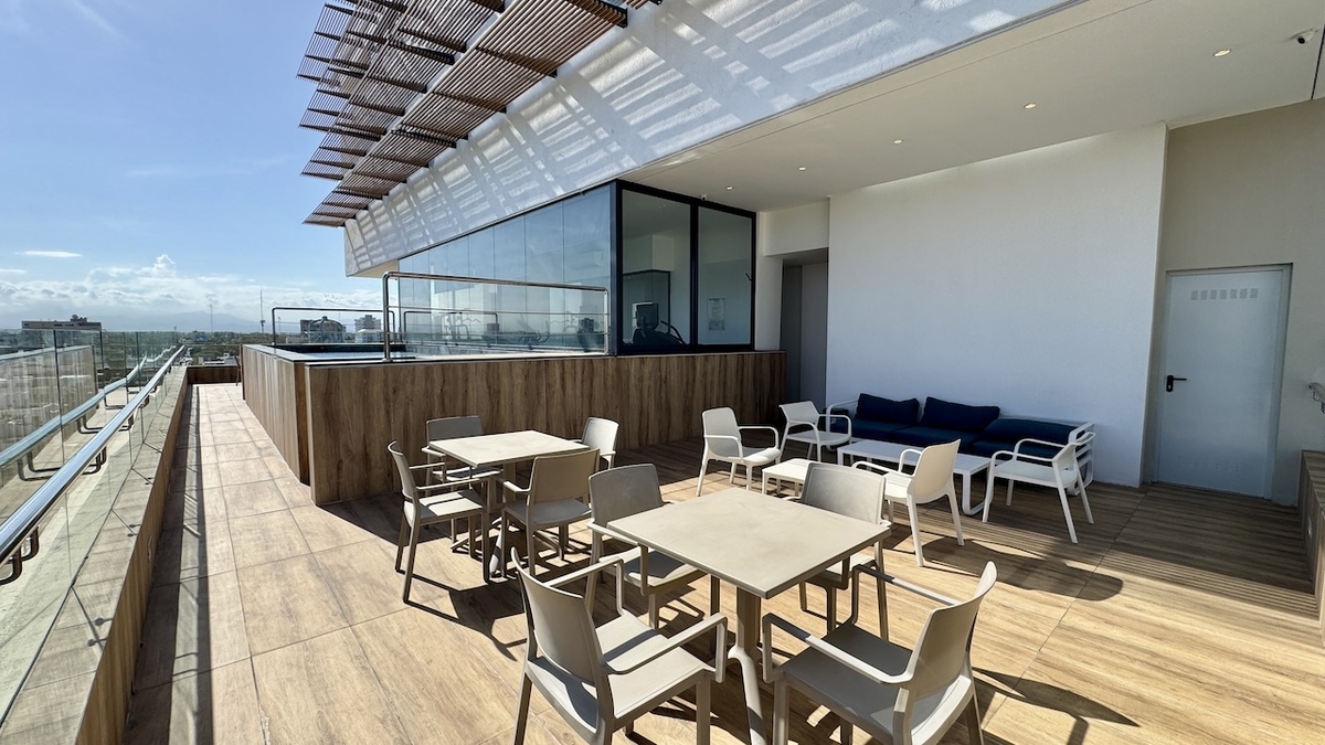 17 de 18: Terraza común con Jacuzzi