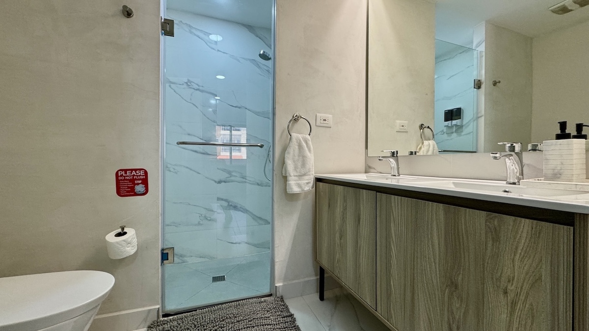 10 de 18: Baño habitación principal con 2 lavamanos