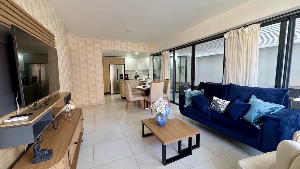 3 de 18: Sala - comedor y cocina integrada al fondo