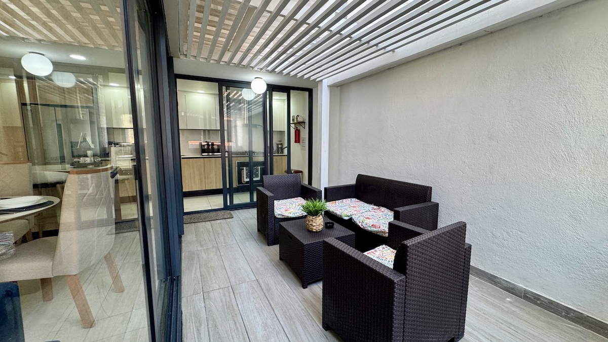 2 de 18: Terraza propia amueblada y vista parcial interior apto.