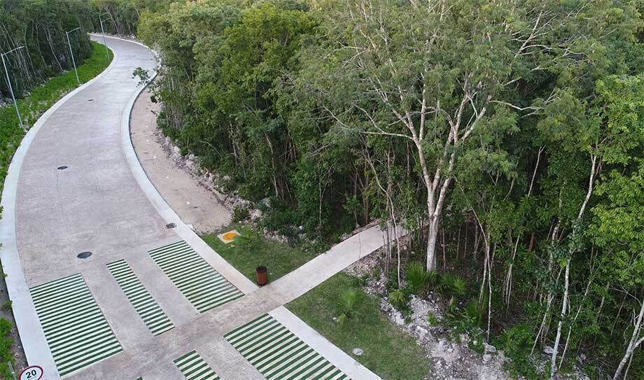 2 of 13: Calles pavimentadas y senderos
