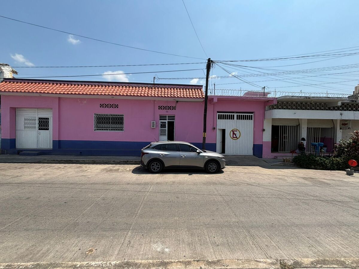 1 of 5: Fachada