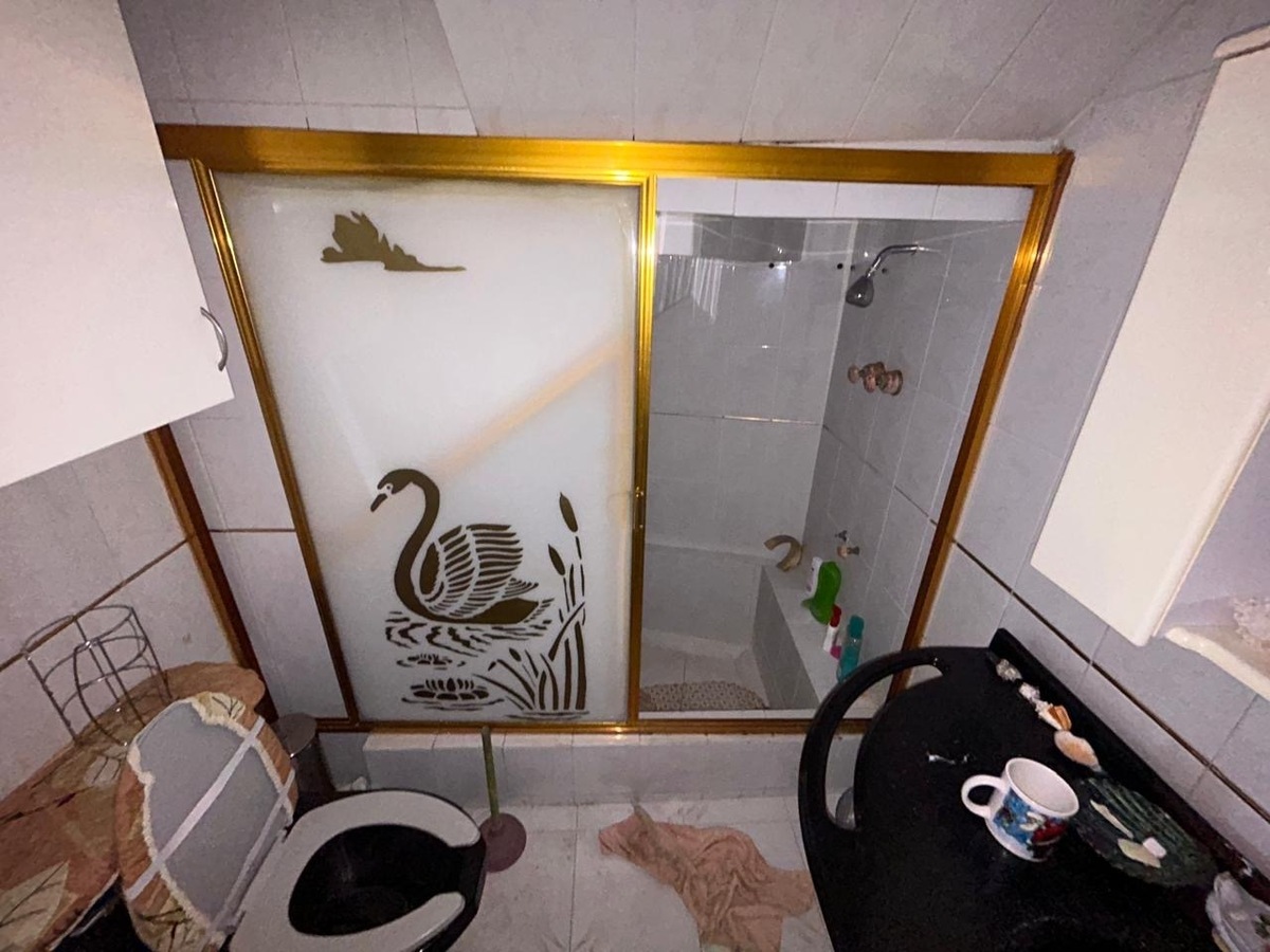 5 of 16: Baño con tina Depto PB