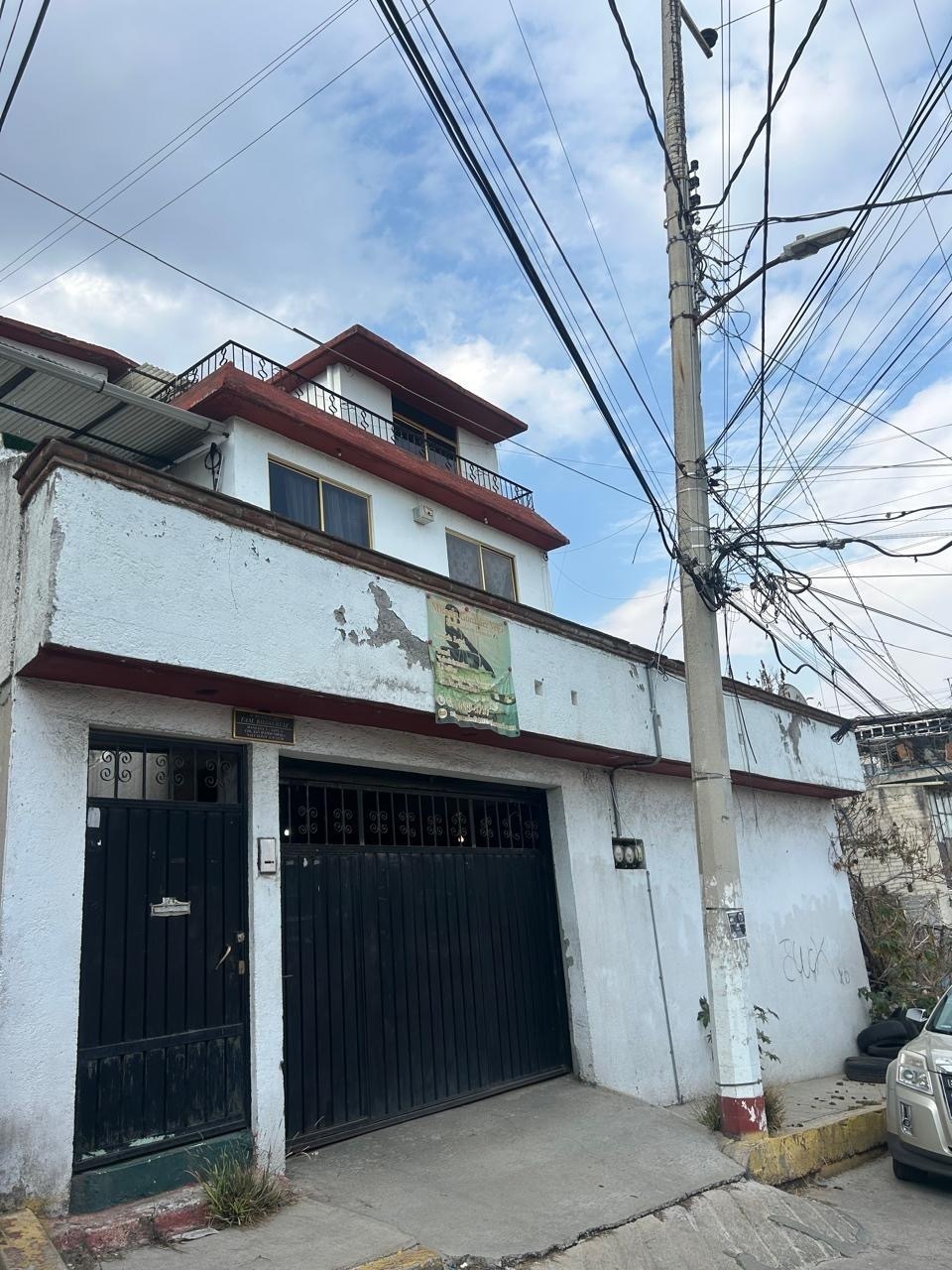 1 of 16: Fachada casa
