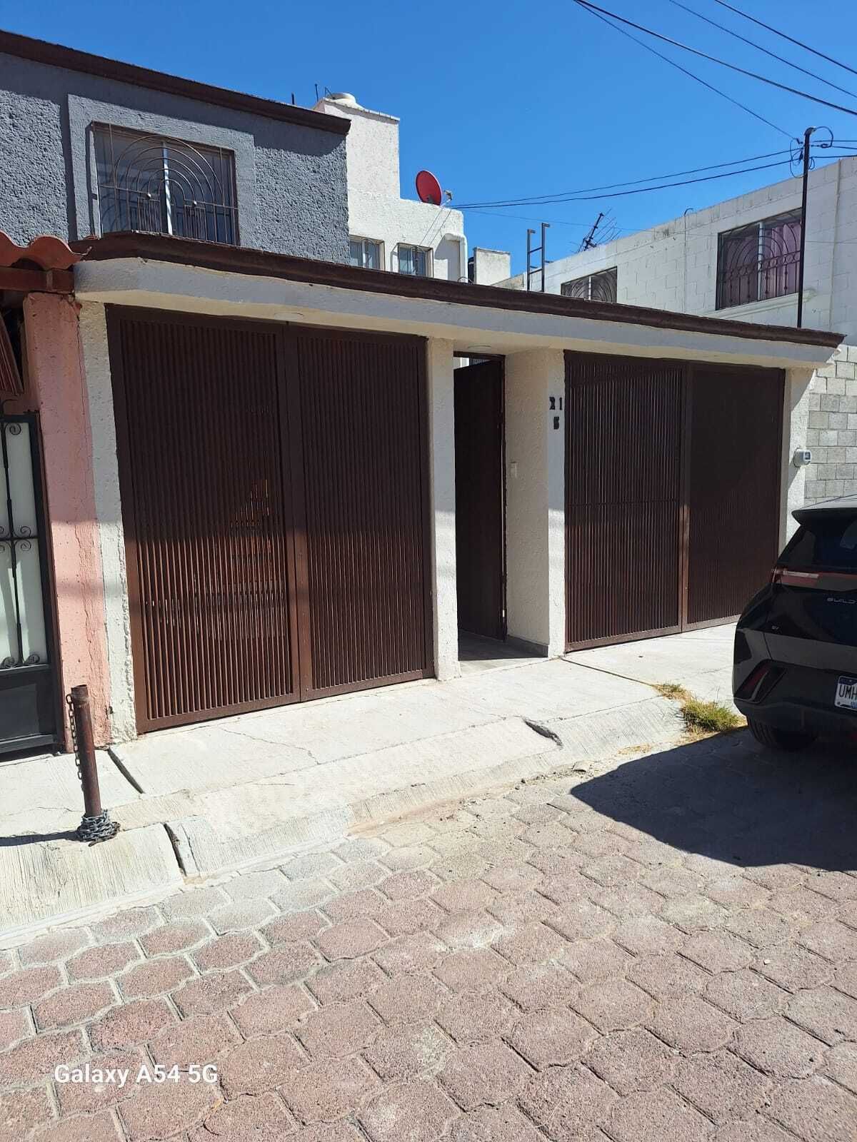 1 of 13: Fachada