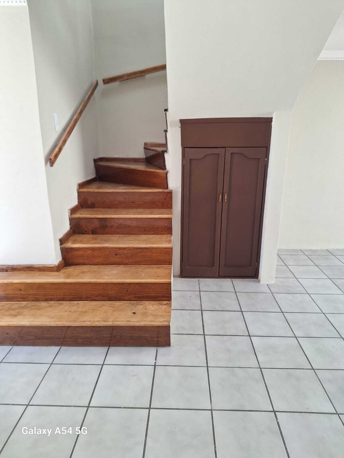 4 of 13: Escaleras y parte de estancia