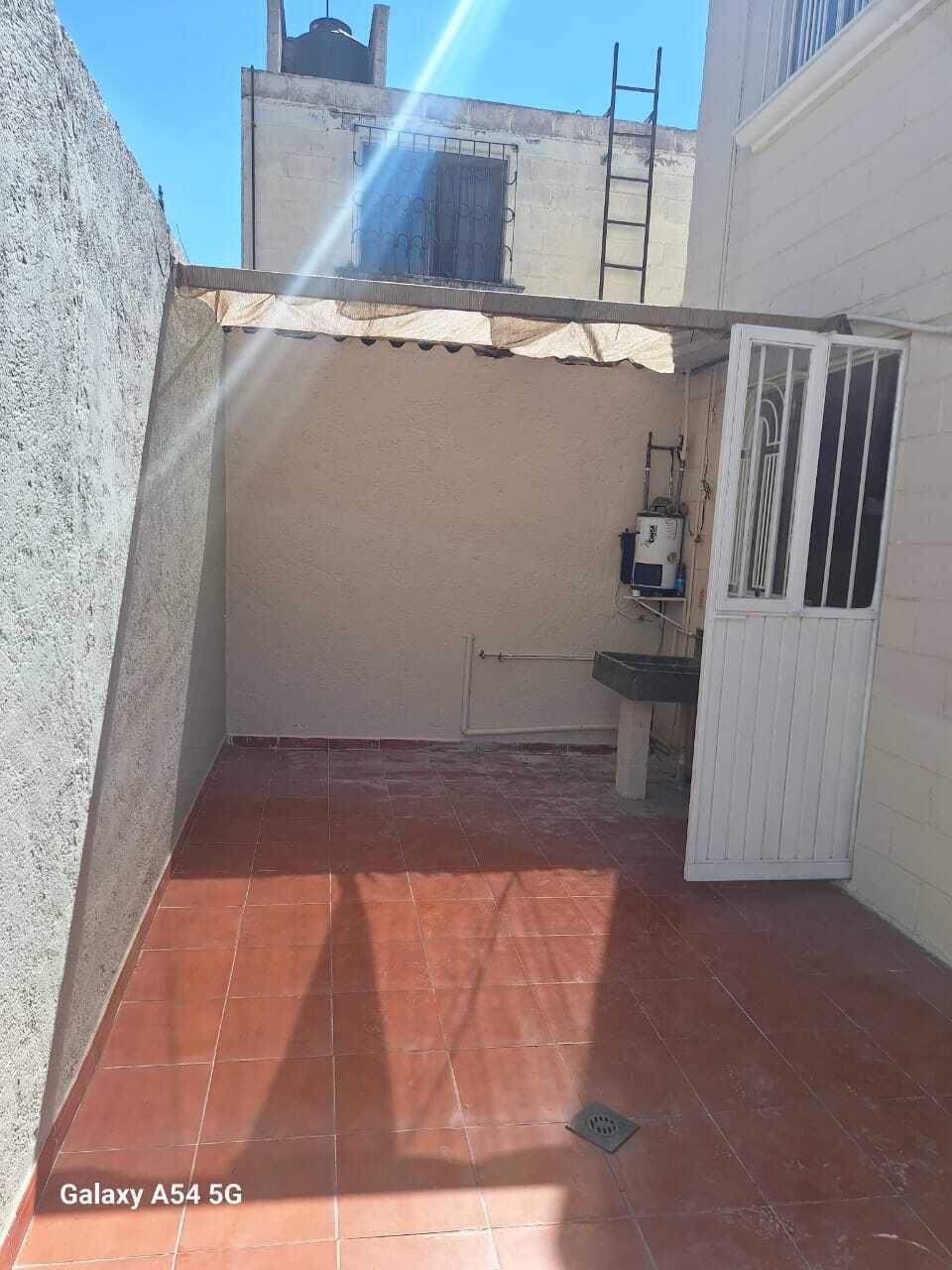 5 of 13: Patio trasero